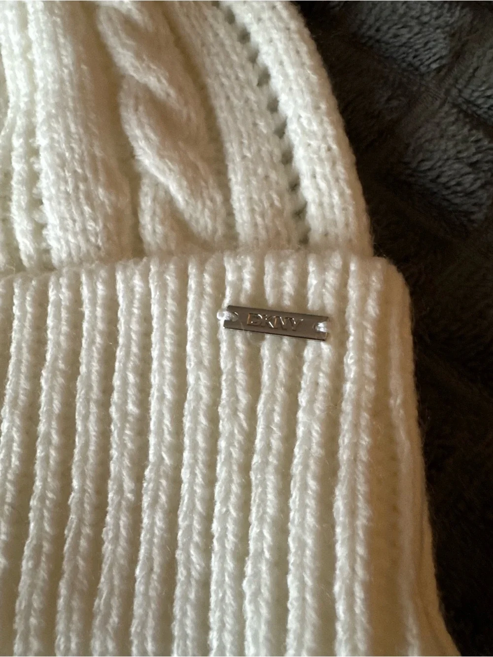 ❤️ DKNY Women’s Ivory Pom Pom Knit Beanie NWT Winter Hat Accessories Snow